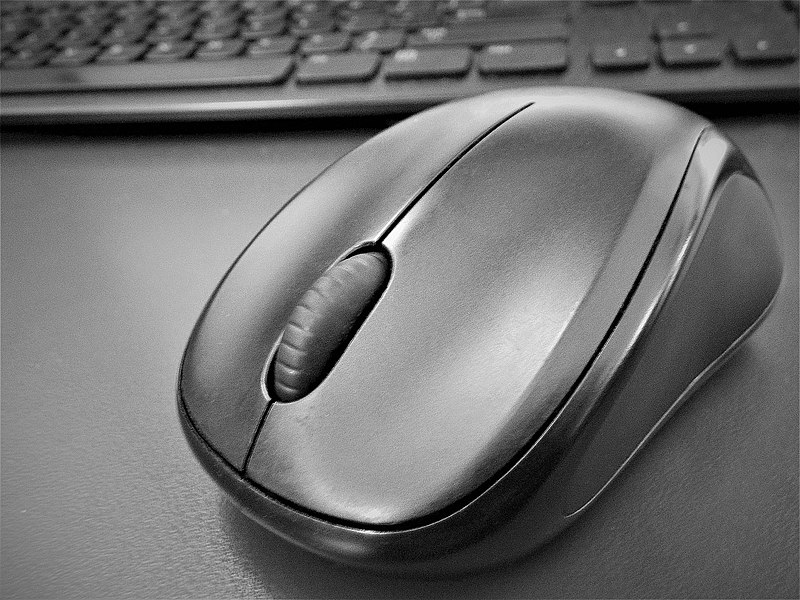 800px-A_computer_mouse,_black_and_white,_retouched,_keyboard_visible_in_background